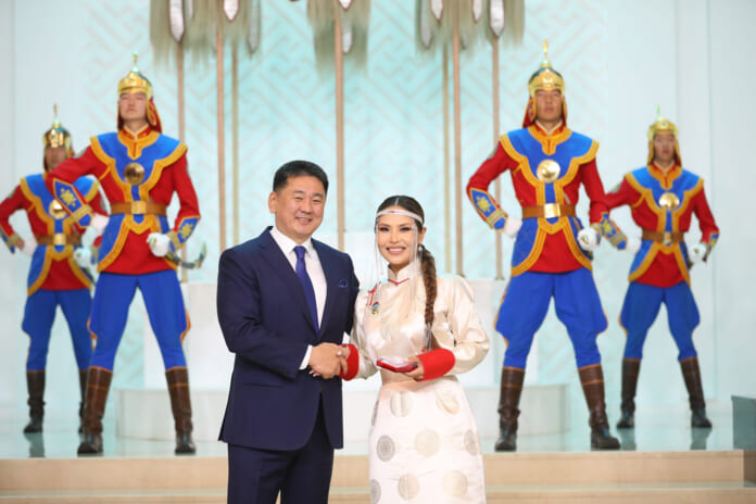 モンゴルのフレルスフ大統領から「栄光の母」勲章を授与される女性（モンゴル大統領府ホームページより）