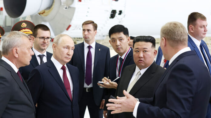 ９月13日、ロシア極東アムール州のボストーチヌイ宇宙基地を訪れたプーチン大統領（手前左から２人目）と北朝鮮の金正恩総書記（同右から２人目）（ＥＰＡ時事）