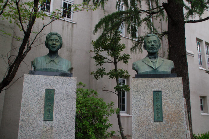 林歌子の胸像（左）（兵庫県相生市）