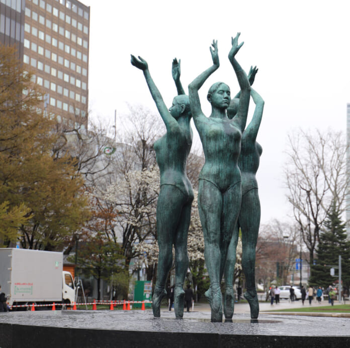 札幌大通公園に立つ「泉の像」
