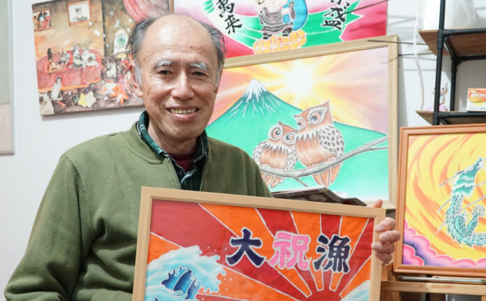 こまい・あつし　1952年静岡県焼津市生まれ。営業職や運送業などを経て、大漁旗の染物職人の仕事に出会う。現在に至るまで、焼津の町で手染めの大漁旗製作を続けている。