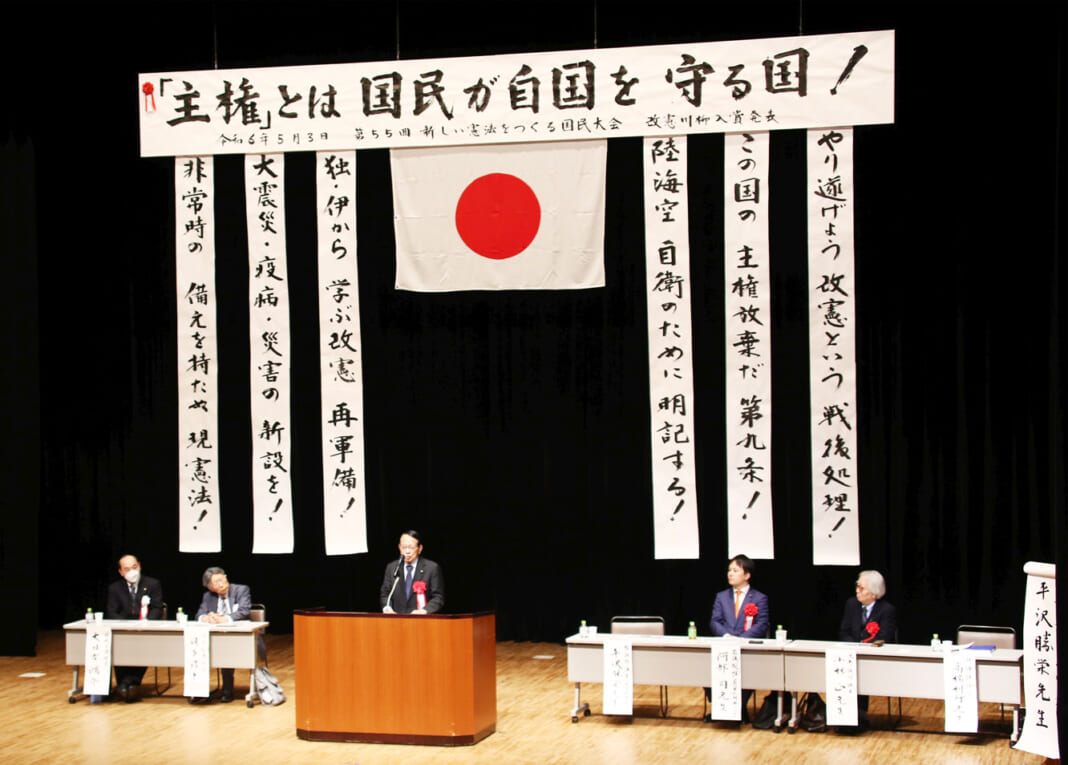 「第55回新しい憲法をつくる国民大会」講話する平沢勝栄氏（中央）＝３日、東京都新宿区（加藤玲和撮影)