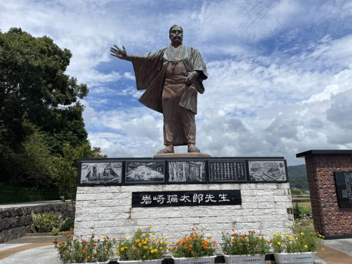 高知県の生家に立つ岩崎弥太郎の銅像