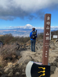 早朝、山頂から冠雪富士を拝む