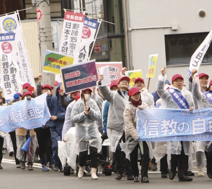 （左上）富山市のJR富山駅前で行われた街頭演説、（右上）多くの聴衆を集めた千葉市の街頭演説、（下）雨の中、デモ行進する福井市の信徒たち