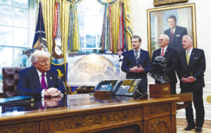 ５月20日、レーガン元米大統領の肖像画が飾られたホワイトハウス大統領執務室でゴールデンドーム構想を発表するトランプ大統領（左）（ＵＰＩ）