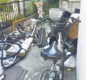 クルド人が多く住むアパートは「クルドアパート」と呼ばれる。地域住民からは騒音やゴミ出しマナーの悪さについて苦情が出ているほか、日本語が理解できずコミュニケーションが取れないケースも多い。一部屋に複数の家族が住んでいる例も少なくない。一方で、たくさんのアクセサリーを身に着け、家を買って高級車を乗り回す富裕層のクルド人もいる。同じ日本在住のクルド人でも貧富の差は大きいのが実情だ。写真は埼玉県南部のゴミだらけのクルドアパート（石井孝明氏提供）