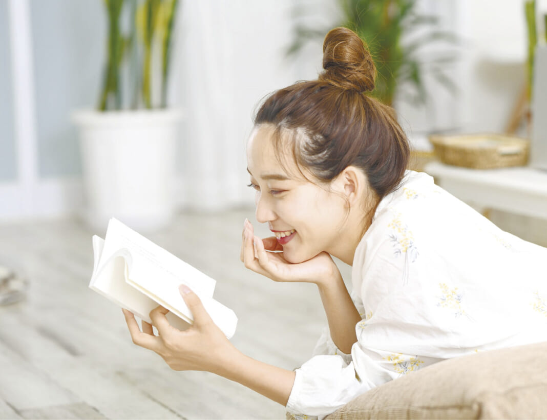 本を読む女性のイメージ 本を読む女性のイメージ