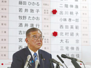 報道各社の取材を受ける石破茂首相＝７月２０日午後、東京・永田町の自民党本部