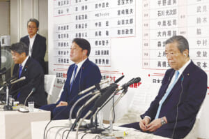 厳しい表情で報道各社の取材に臨む自民党の森山裕幹事長（右）、小野寺五典政調会長（中央）ら＝７月２０日午後、東京・永田町の同党本部