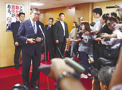 記者団の取材に応じる石破茂首相=7月23日午後、東京・永田町の自民党本部 記者団の取材に応じる石破茂首相=7月23日午後、東京・永田町の自民党本部