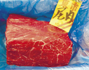 31年ぶりの商業捕鯨で捕獲され、豊洲市場に初入荷したミンククジラの肉＝２０１９年７月８日午前、東京都江東区