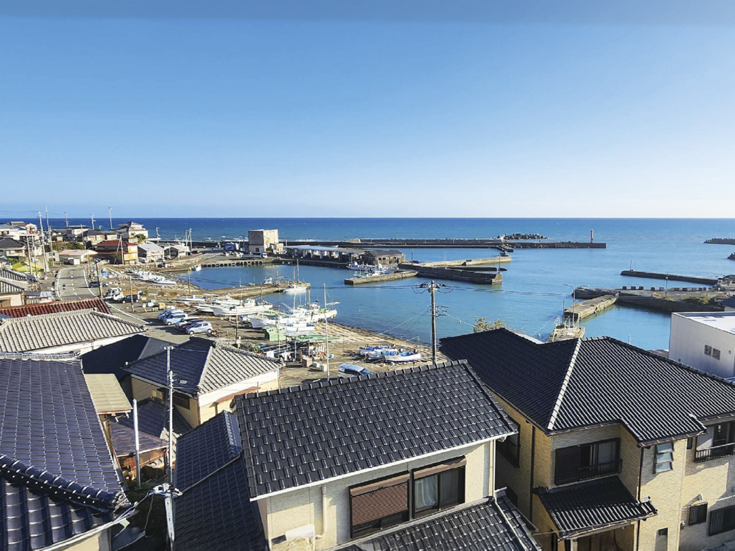 関東で唯一の捕鯨基地・和田漁港を高台から望む＝千葉県南房総市