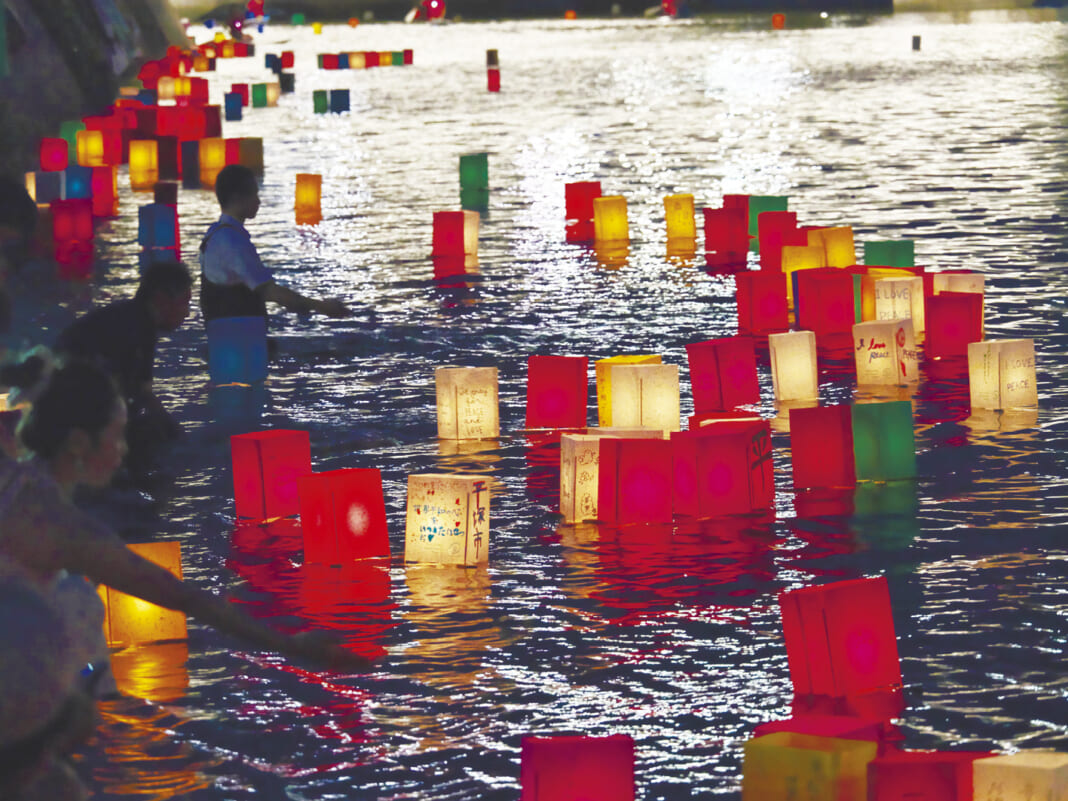 原爆ドーム前を流れる元安川で平和と犠牲者の鎮魂を祈る灯籠流し＝6日午後、広島市中区（森啓造撮影）