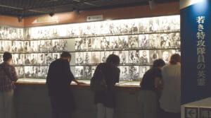 若き特攻隊員の遺影と遺書などが展示された遺品室