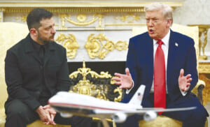 ８月18日、ホワイトハウスで会談するトランプ米大統領（右）とウクライナのゼレンスキー大統領（ＡＦＰ時事）
