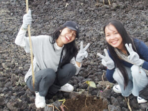 バリ島で植林を体験するインドネシアの日本語学校生徒