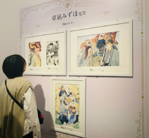 草凪みずほ「暁のヨナ」の原画を鑑賞する来場者