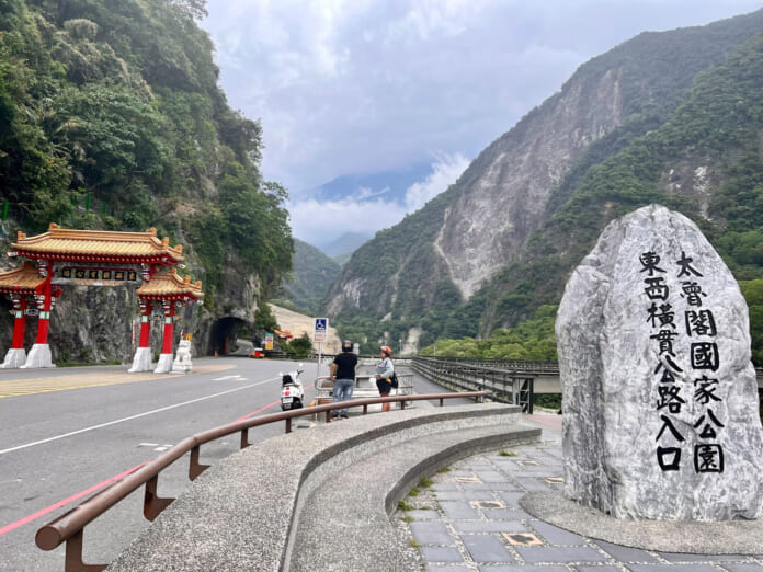 台湾を代表する景勝地「太魯閣国家公園」。山の斜面は地震で落石が起き、岩がむき出しになっている＝５月18日、台湾・花蓮県（村松澄恵撮影）