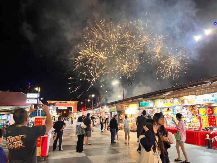 夜市で花火鑑賞する人々