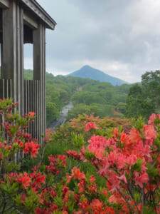 見晴山展望台からとがった荒山が見える