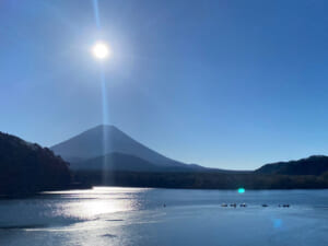 富士の真上から太陽が精進湖を照らし始める