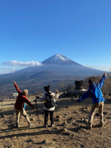 富士山に向かって皆でポーズ（パノラマ台）