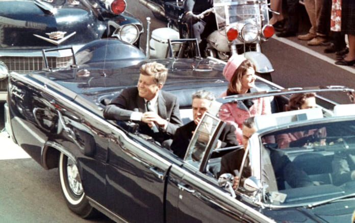 事件当日、パレード中のケネディ元米大統領ら