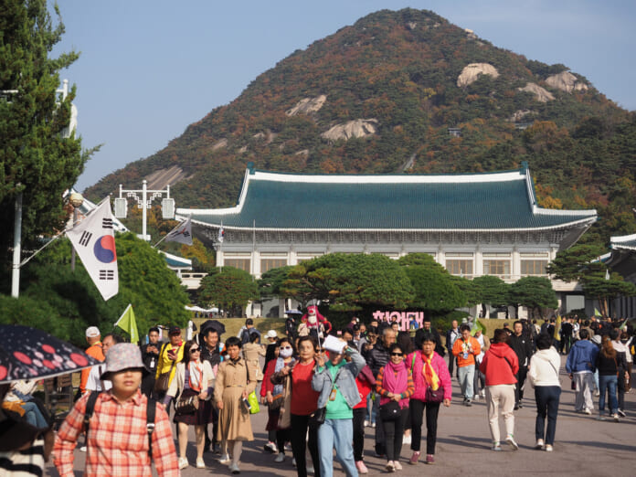 一般公開されている韓国・ソウルの前大統領府「青瓦台」。連日、大勢の観光客が詰め掛けている