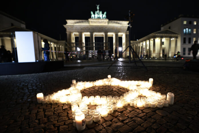 ハマスによる襲撃から1カ月の追悼行事に合わせ、ドイツ・ベルリンのブランデンブルク門前にロウソクで形作られたユダヤ教の象徴「ダビデの星」＝11月7日（ＥＰＡ時事）