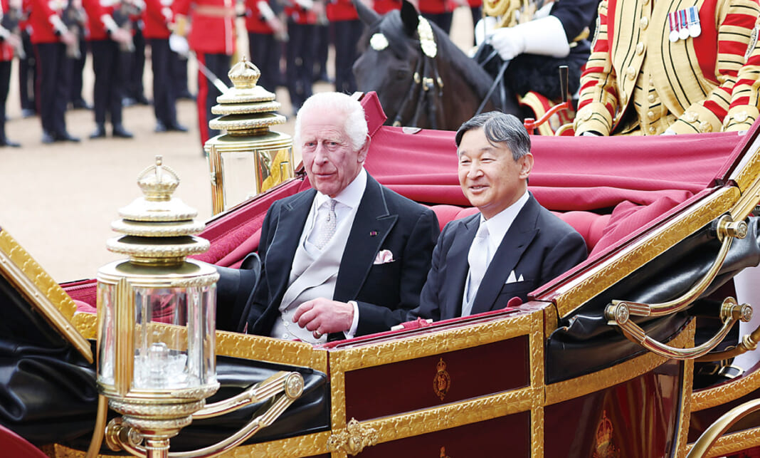 天皇陛下と英国のチャールズ国王はバッキンガム宮殿に向けて馬車に乗られた＝６月25日、ロンドン（代表撮影・時事）