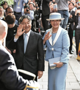 天皇、皇后両陛下は英国公式訪問で、ロンドン市内のホテル「クラリッジズ」に到着された＝6月22日（時事）