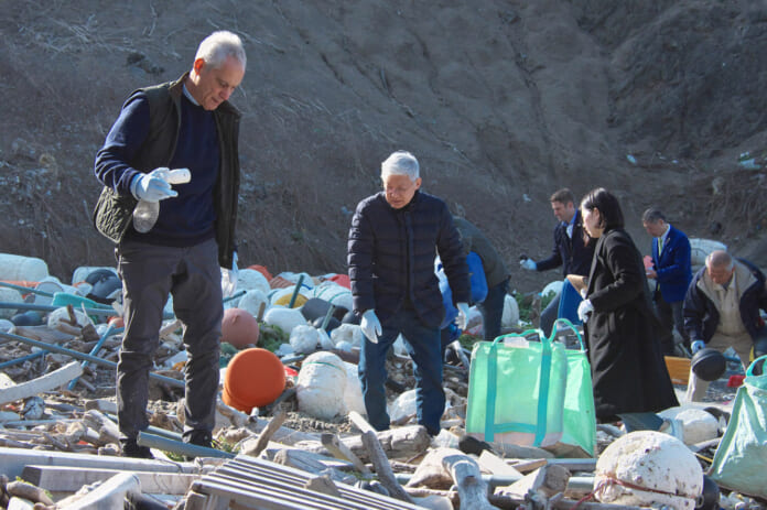 クジカ浜で清掃活動をする米国ラーム・エマニュエル駐日大使と韓国の尹徳敏(ユン・ドクミン)駐日大使ら
