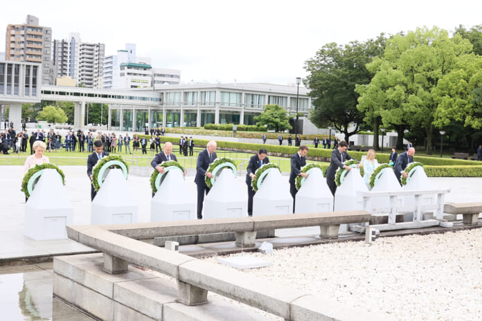 平和記念公園で原爆死没者慰霊碑に献花するＧ７首脳ら（代表撮影）