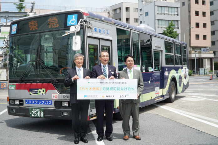 東急バスの目黒営業所で、撮影を行う出雲充・代表取締役社長（右）ら＝５月、石井孝秀撮影