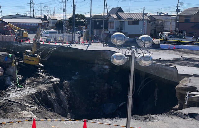 埼玉県八潮市で２月５日、大きく穴が開いた県道交差点の陥没現場＝草加八潮消防局提供