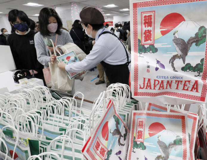 百貨店の初売りで福袋を買い求める人たち＝２０２３年１月１日午前、東京都豊島区の西武池袋本店