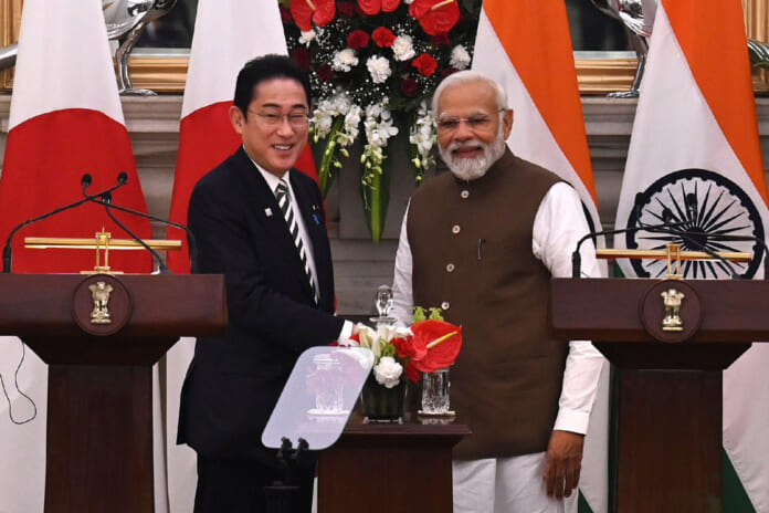 握手する岸田文雄首相（左）とインドのモディ首相＝３月20日、ニューデリー（ＡＦＰ時事