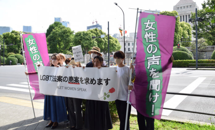 ５月27日、ＬＧＢＴ法案に反対し国会前でデモ（主催「女性と子どもの権利を考えるまちづくりにいかす杉並の会」）が行われた＝東京都千代田区（竹澤安李紗）