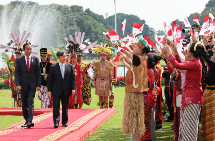 天皇陛下はインドネシアのジョコ大統領と歓迎行事に臨まれた＝６月19日午前、西ジャワ州（代表撮影・時事）