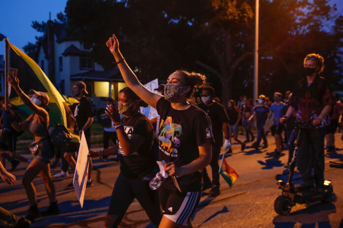 米西部ウィスコンシン州で行われた黒人男性ジェーコブ・ブレークさんが警官に背後から撃たれた事件に抗議するデモ＝2020年8月26日（AFP時事）