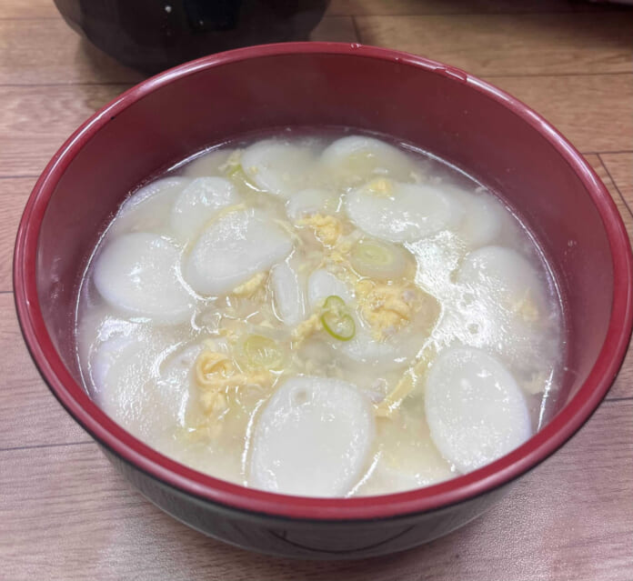 韓国の旧正月に欠かせない「トック」。小判形の餅を入れたあっさり系のスープが特徴(小島千奈撮影)