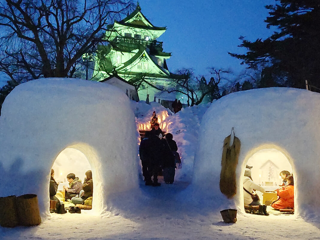 かまくらと天守閣が青に染まる＝横手公園