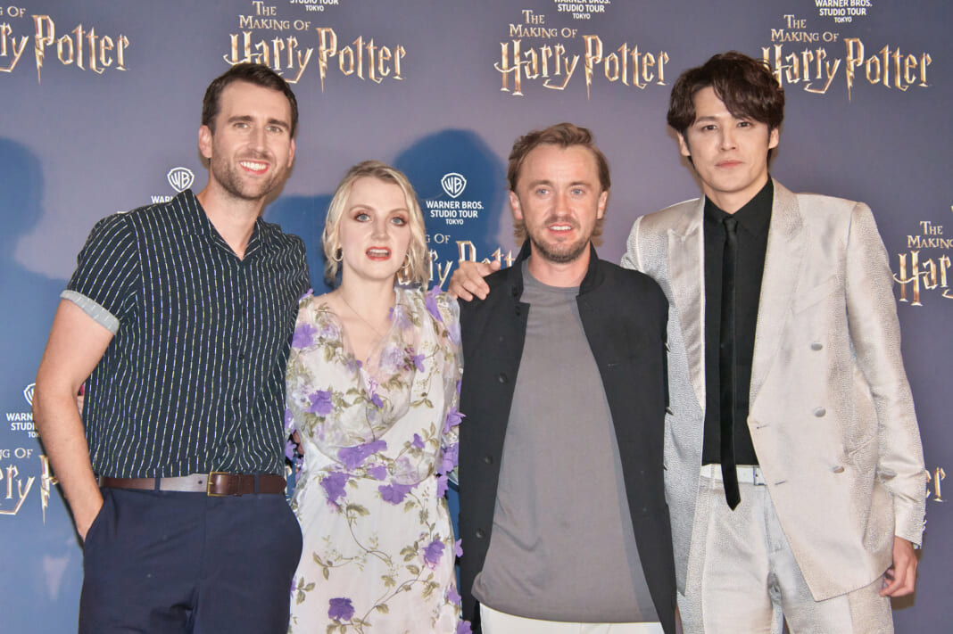レッドカーペットイベントに登壇した(左から)ネビル役マシュー・ルイス、ルーナ役イヴァナ・リンチ、マルフォイ役トム・フェルトン、映画『ファンタスティック・ビースト』シリーズで主人公のニュート・スキャマンダー役の吹き替えを担当する声優の宮野真守(6月15日撮影) レッドカーペットイベントに登壇した(左から)ネビル役マシュー・ルイス、ルーナ役イヴァナ・リンチ、マルフォイ役トム・フェルトン、映画『ファンタスティック・ビースト』シリーズで主人公のニュート・スキャマンダー役の吹き替えを担当する声優の宮野真守(6月15日撮影)