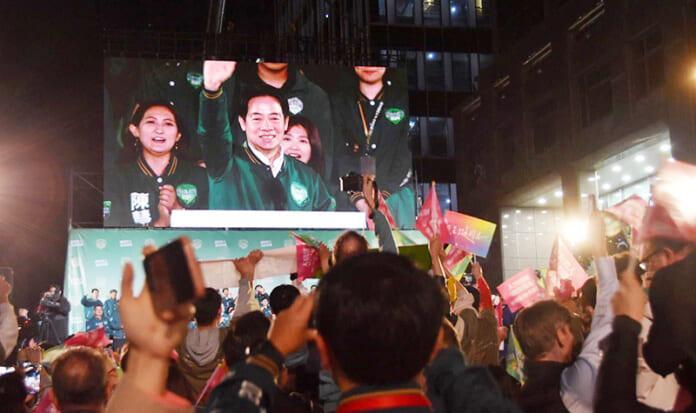 台湾総統選で当選し、スクリーンに映し出される頼清徳氏と喜ぶ支援者ら＝13日、台湾・台北市（竹澤安李紗撮影）