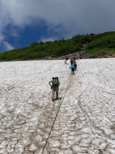 岩稜帯を抜け、小雪渓を上る