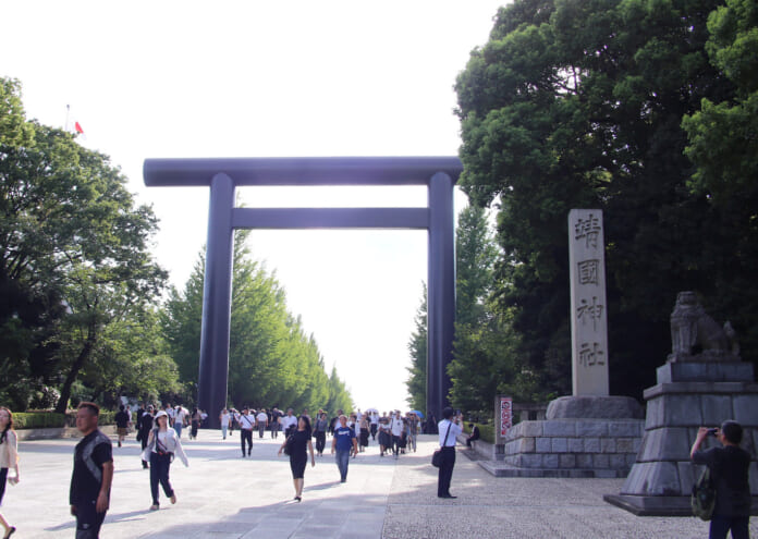 今年６月に落書きの被害に遭った靖国神社（加藤玲和撮影）