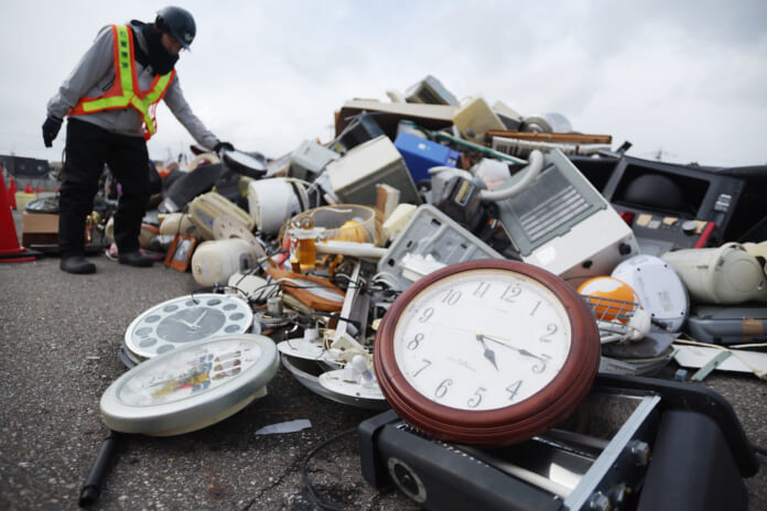集積場に搬入された災害廃棄物、地震の発生時刻の前後で止まった時計も＝１月15日午後、石川県七尾市