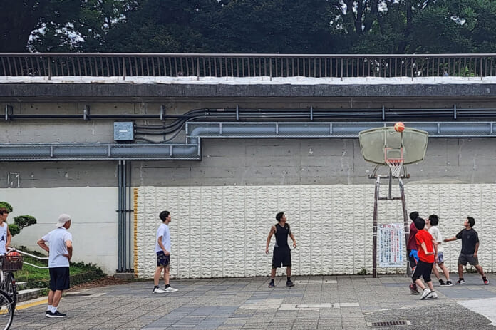 作中、黒子が青峰にシュートを教わるシーンでモデルとして描かれたとされる駒澤オリンピック公園のバスケットゴール