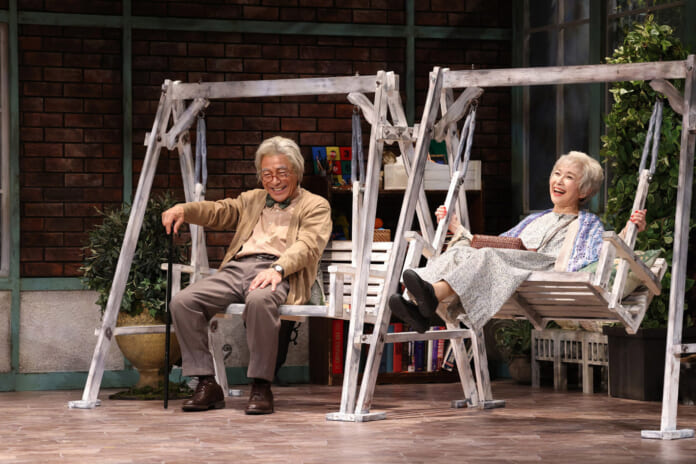 孤独な老人を演じる加藤健一（左）と竹下景子　（撮影：石川純）